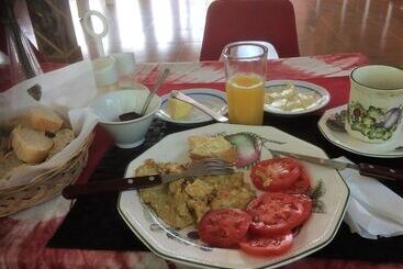 تختخواب و صبحانه Yuna Village Garden Resort