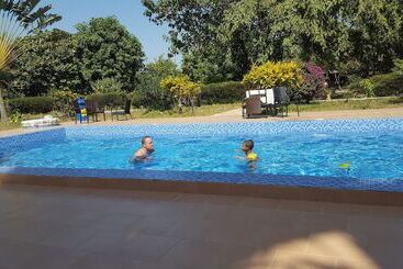 تختخواب و صبحانه Yuna Village Garden Resort