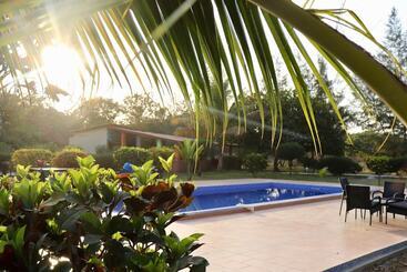تختخواب و صبحانه Yuna Village Garden Resort
