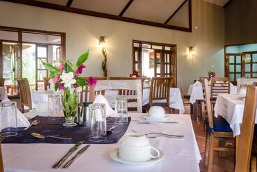 هتل Emburara Farm Lodge