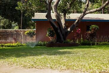 هتل Mkunkhula Baobab Lodge