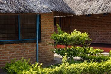 هتل Mkunkhula Baobab Lodge