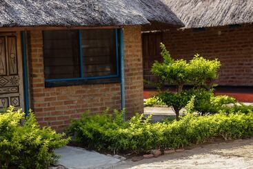 هتل Mkunkhula Baobab Lodge
