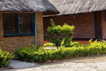 هتل Mkunkhula Baobab Lodge