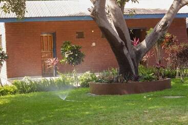 هتل Mkunkhula Baobab Lodge