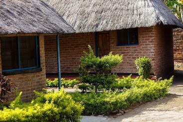 هتل Mkunkhula Baobab Lodge