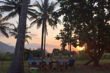 هتل Simbamwenni Lodge And Camping