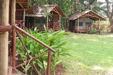 هتل Simbamwenni Lodge And Camping