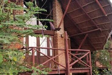 هتل Simbamwenni Lodge And Camping