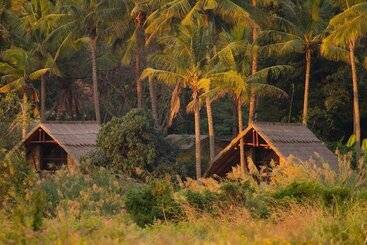 هتل Simbamwenni Lodge And Camping