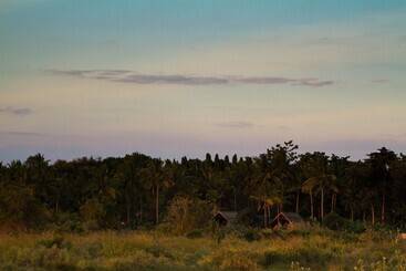 هتل Simbamwenni Lodge And Camping