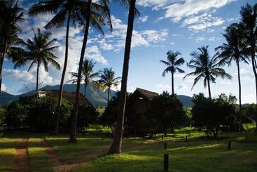 هتل Simbamwenni Lodge And Camping