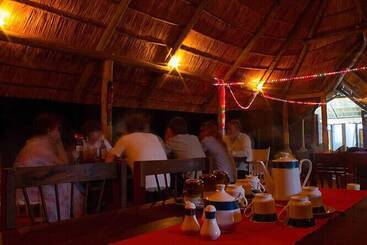 هتل Simbamwenni Lodge And Camping