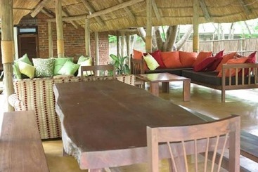 هتل Simbamwenni Lodge And Camping
