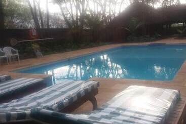 هتل Simbamwenni Lodge And Camping