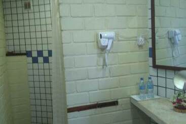 هتل Simbamwenni Lodge And Camping
