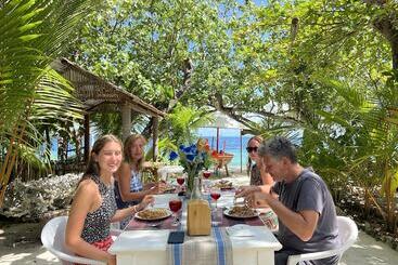 پانسیون Ocean Beach Inn   Maldives