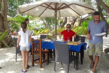 پانسیون Ocean Beach Inn   Maldives