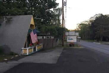 Hanscom S Motel And Cottages
