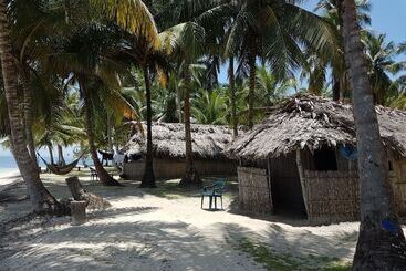هتل Isla Franklin Cabaña Tubasenika