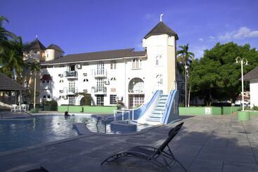 Ocho Rios Sandcastles Ocean View Fantastic Location Sleeps 4