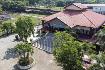 Quezon Premier Hotel Candelaria