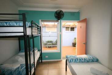 هاستل Ozzie Pozzie Backpackers   Yha