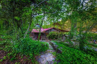 茅舍 Bear Creek Lodge And Cabins In Helen Ga   Pet Friendly, River On Property, Walking Distance To Downt