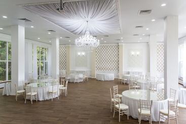 تختخواب و صبحانه Royal Hall