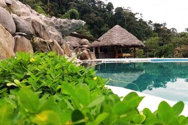 هتل Amuntai Rainforest Lodge