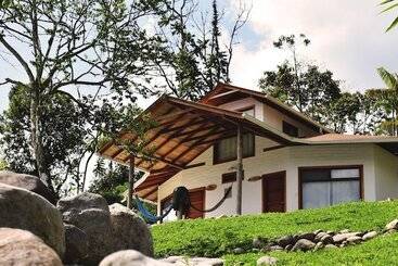 هتل Amuntai Rainforest Lodge