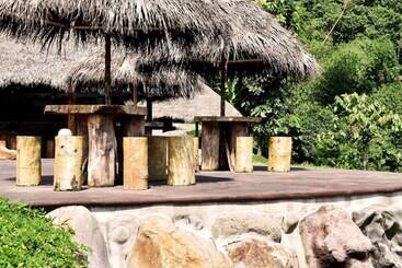 هتل Amuntai Rainforest Lodge