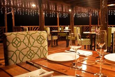 هتل Amuntai Rainforest Lodge