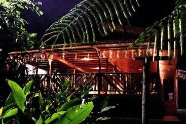 هتل Amuntai Rainforest Lodge