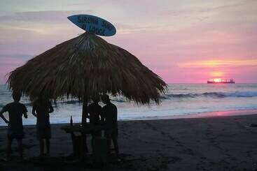 هتل Casa Sirena Surf Lodge