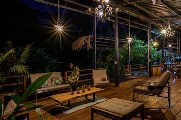 هتل Kuyana Amazon Lodge