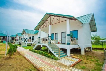 هتل Riverside Green House Resort