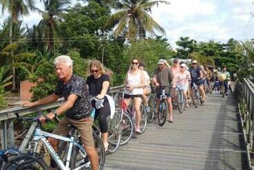 تختخواب و صبحانه Homestay Bentre Coco Lodge