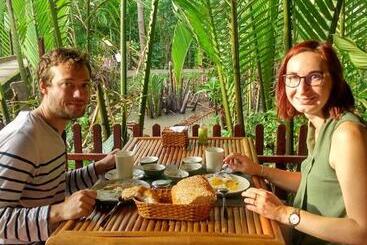 تختخواب و صبحانه Homestay Bentre Coco Lodge
