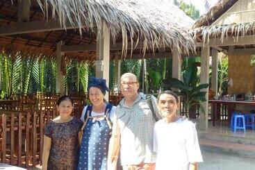 تختخواب و صبحانه Homestay Bentre Coco Lodge