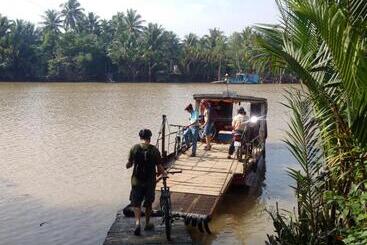 تختخواب و صبحانه Homestay Bentre Coco Lodge