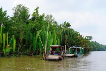 تختخواب و صبحانه Homestay Bentre Coco Lodge