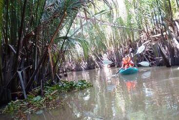 تختخواب و صبحانه Homestay Bentre Coco Lodge