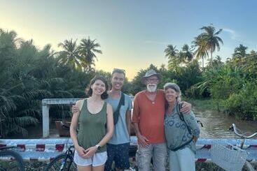 تختخواب و صبحانه Homestay Bentre Coco Lodge
