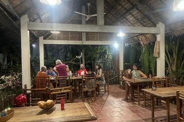 تختخواب و صبحانه Homestay Bentre Coco Lodge