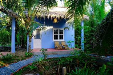 تختخواب و صبحانه Homestay Bentre Coco Lodge