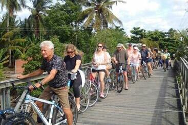 تختخواب و صبحانه Homestay Bentre Coco Lodge