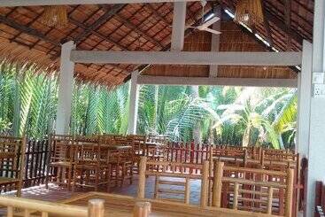 تختخواب و صبحانه Homestay Bentre Coco Lodge