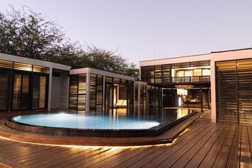 هتل 99 Surf Lodge