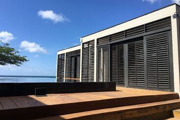 هتل 99 Surf Lodge